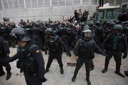 La policía impide que los ciudadanos accedan al colegio donde se esperaba a Puigdemont en Sant Julia de Ramis (Girona)