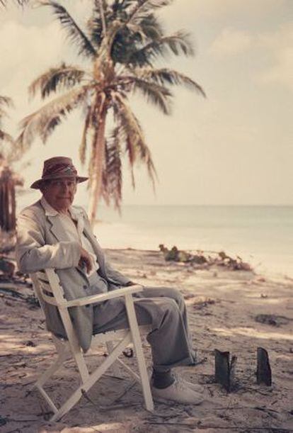 T. S. Eliot, uno de los escritores que aparecen en el libro, en Bahamas en 1957.