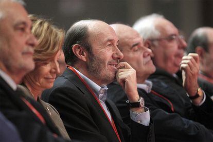 Los tres vicepresidentes del Gobierno, Salgado, Rubalcaba y Chaves, escuchan ayer a Zapatero.