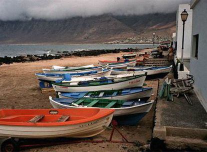 Construcciones en primera línea de costa en la caleta de Famara, en Lanzarote.