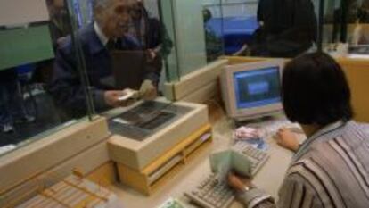 Imagen de clientes en una oficina bancaria.