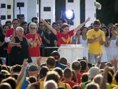 Carme Forcadell, amb els braços enlaire, es dirigeix als assistents a la manifestació del passat 11 de setembre a Barcelona.