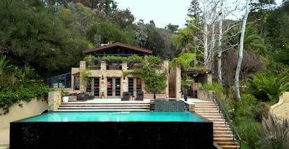 Vista exterior y de una de las piscinas de la casa de Jennifer Lopez en Bel Air.