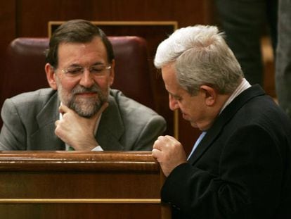 El líder del PP, Mariano Rajoy, y el diputado del Grupo Popular Jaime Ignacio del Burgo, en el Congreso.