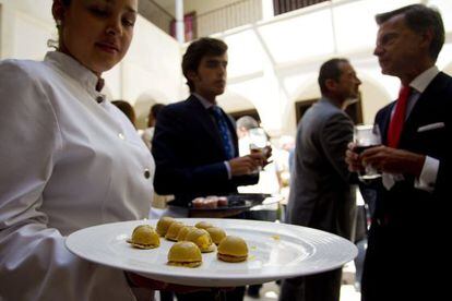 Una camarera, en un evento en Córdoba.