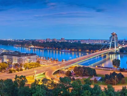 Perfil urbano de Bratislava, con el Danubio, el puente Nuevo y la catedral de San Martín (a la izquierda de la imagen).