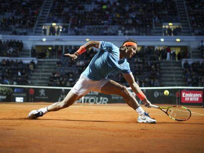 Nadal devuelve la pelota durante el partido contra Basilashvili.