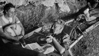 La enfermera Margaret de Culpeper consuela a un herido en la cueva-hospital cerca de La Bisbal de Falset, a principios de agosto de 1938.