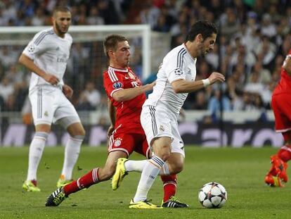 Lahm trata de robarle el bal&oacute;n a Isco.