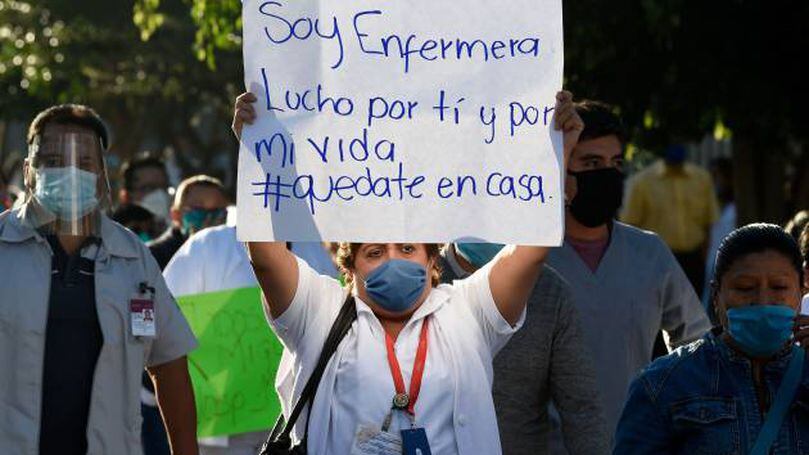 Una enfermera se manifiesta al exterior de un hospital en Ciudad de México. 