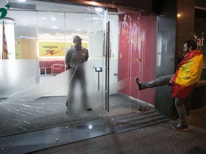 Un manifestant dona una puntada a la porta de Catalunya Ràdio.