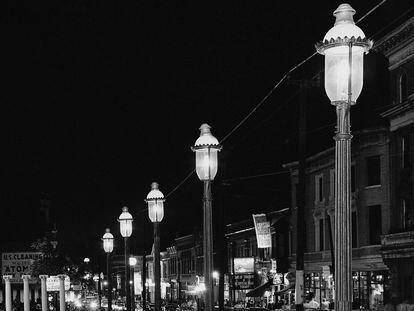 Farolas de gas iluminan el distrito de St. Louis en Misuri, en 1962.