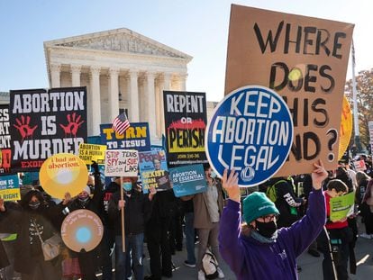 Manifestantes a favor y en contra del aborto el pasado 1 de diciembre ante el Tribunal Supremo de EE UU en Washington.