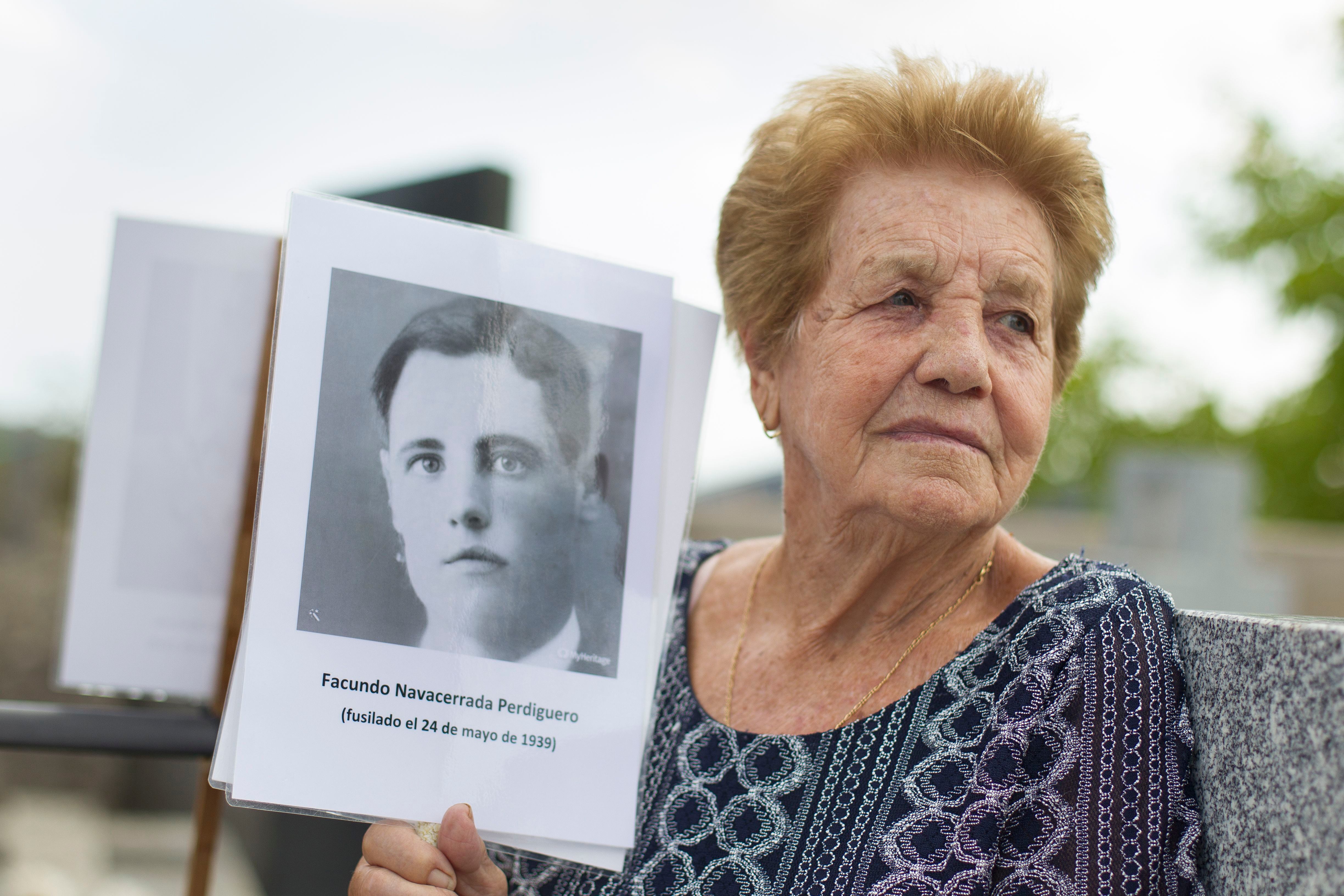 Benita Navacerrada muestra una imagen de su padre, Facundo, fusilado en las tapias del cementerio de Colmenar Viejo. 