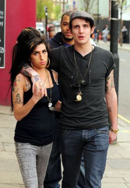 Amy Winehouse y Blake Fielder-Civil juntos en Londres en 2010