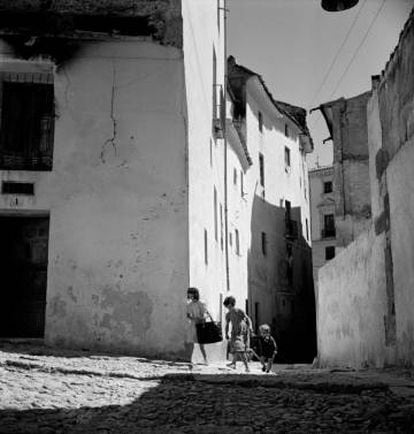 Fotografía del cineasta Carlos Saura de su serie 'Cuenca'.