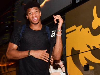 Giannis Antetokounmpo a su llegada a Suzhou