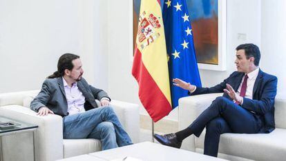 Pedro Sánchez y Pablo Iglesias en el palacio de La Moncloa, el pasado mayo.