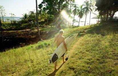 Un surfista en La Punta, en Santa Catalina (Panamá).