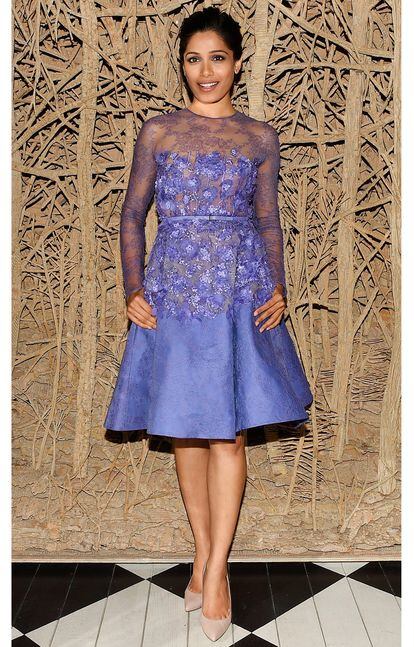Freida Pinto también confió esta semana en Elie Saab. La actriz y modelo apostó todo al encaje lila de este vestido para asistir a la premiere de Desert Dancer en Nueva York. La hemos visto más guapa en otras ocasiones.