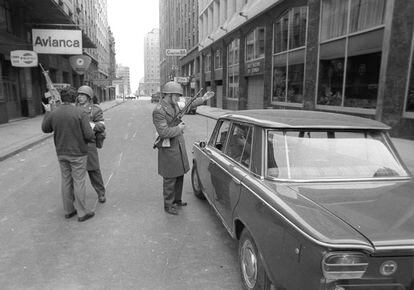Controles militares en los alrededores de La Moneda el 11 de septiembre de 1973.