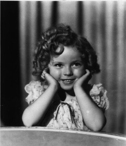 Le ganó el pulso en la taquilla a mitos como Clark Gable o Gary Cooper. Dio rostro a una línea de muñecas. Recibió un Oscar especial juvenil, adecuado a su talla. Y todo ello lo consiguió antes de cumplir los 10 años. Shirley Temple, que ha fallecido el pasado lunes en su casa de Woodside (California), rodeada de familiares y seres queridos. Un mito del cine infantil que dio un lustro dorado a Hollywood (1935-1939), tan dorado como sus 50 rizos.