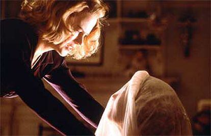 Nicole Kidman, con Alakina Mann, en una imagen de la película <i>Los otros</i>, de Alejandro Amenábar.