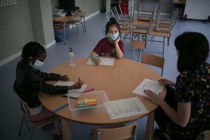 Primer día de clase en fase 2 en el instituto escuela Els Til.lers, en Barcelona, el 8 de mayo de 2020.