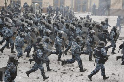 Carga policial contra los manifestantes durante las protestas en el centro de Kiev (Ucrania) hoy, miércoles 22 de enero de 2014. 