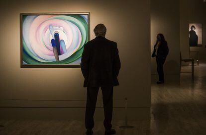 En esta imagen, un visitante observa 'Gris, azul y negro. Círculo rosa', de Georgia O’Keeffe.