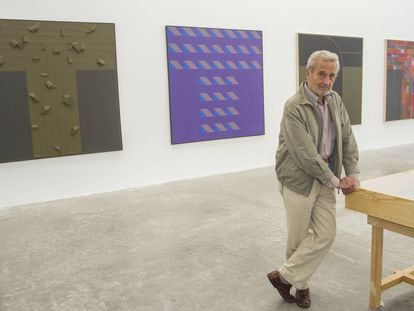 El artista Vicente Rojo con algunas de sus obras al fondo, durante una exposición.