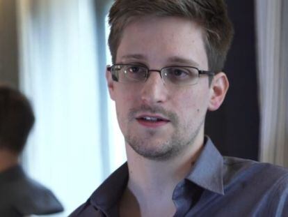 Edward Snowden no usa un iPhone por miedo a que le espíen