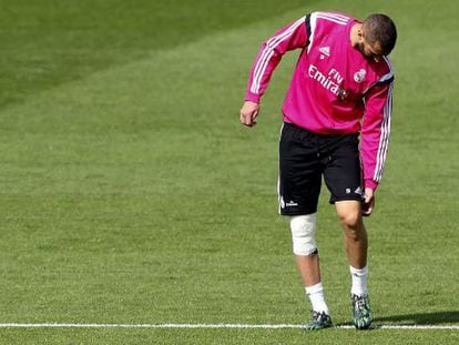 Karim Benzema abandona el entrenamiento por molestias en la rodilla