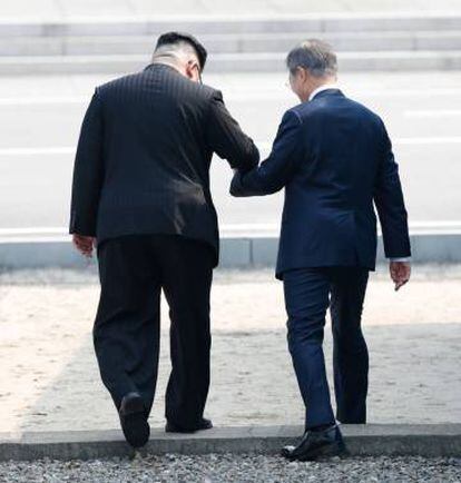Kim Jong-un y Moon Jae-in pasan de la mano al lado norte de la demarcación entre las dos Coreas.