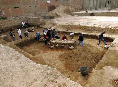 Hombres y mujeres trabajan juntos en una excavación arqueológica en El Cairo.