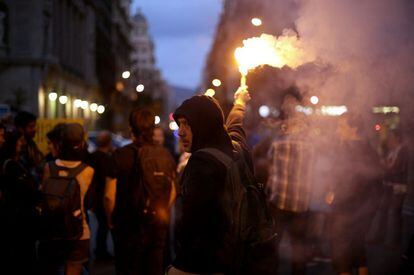 Los CDR han llamado al independentismo a salir a la calle desde primera hora de la mañana. En la imagen, ambiente durante el aniversario del 1-O en la Via Laietana de Barcelona.