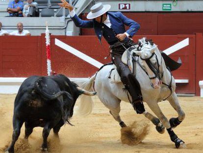 El rejoneador Sergio Gal&aacute;n en su primer toro de la corrida de este viernes en Vitoria. 