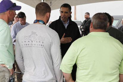 El presidente de EE UU, Barack Obama, conversa con pescadores afectados por el vertido en Venice, durante su visita al golfo de México.