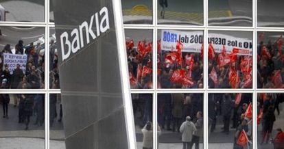 Un grupo de trabajadores de Bankia durante las &uacute;ltimas protestas en la sede madrile&ntilde;a de la entidad