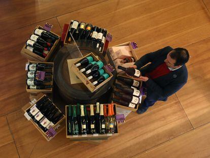 Botellas expuestas en la tienda de vinos Lavinia, en Madrid.