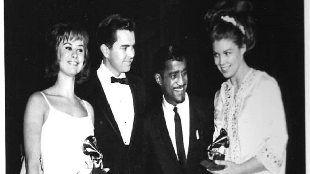 Creed Taylor, en el centro a la izquierda. junto al cantante y actor Sammy Davis Jr., recoge el premio para el álbum 'Getz/Gilberto', que incluía 'La chica de Ipanema', acompañado de Astrud Gilberto (izquierda) y Monica Getz (esposa de Stan Getz) en la entrega de los Grammy de 1964.