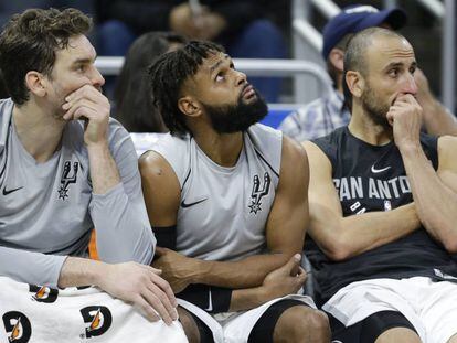 Pau Gasol, Mills y Gin&oacute;bili.