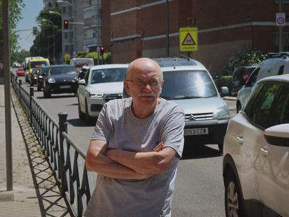 Manuel Corral, de 69 años, vecino del barrio de Campamento, frente a la carretera de Boadilla del Monte en Madrid.