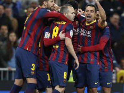 Los jugadores del Barça festejan un gol en el Bernabéu.