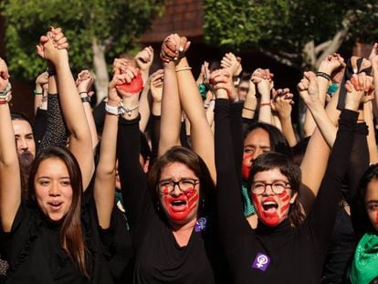 Un grupo de mujeres, en diciembre durante una protesta feminista en Ciudad de México. 