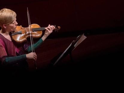 Isabelle Faust tocando su violín barroco construido por Jacobus Stainer.