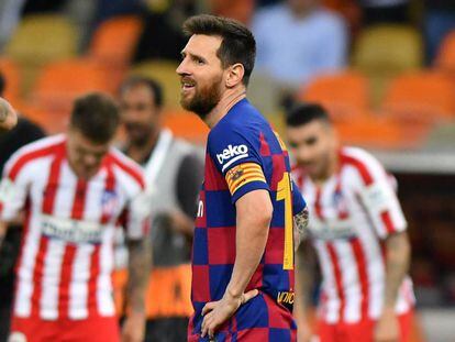 Messi se lamenta tras la derrota ante el Atlético.