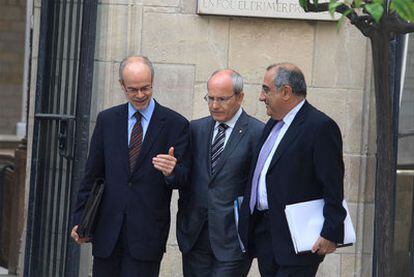El presidente José Montilla, flanqueado por los consejeros Antoni Castells y Joaquim Nadal.