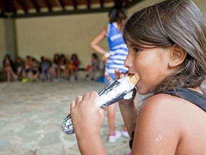 Una niña almuerza en una de las colonias subvencionadas por la Fundación Pere Tarrés.