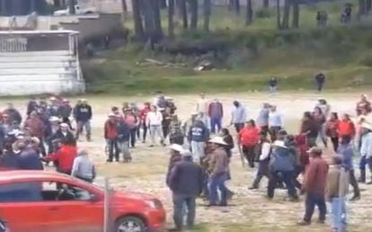 Un momento del enfrentamiento entre vecinos de Texcaltitlán e integrantes de la Familia Michoacana, este viernes, en el Estado de México, en una captura de un video difundido en redes sociales.